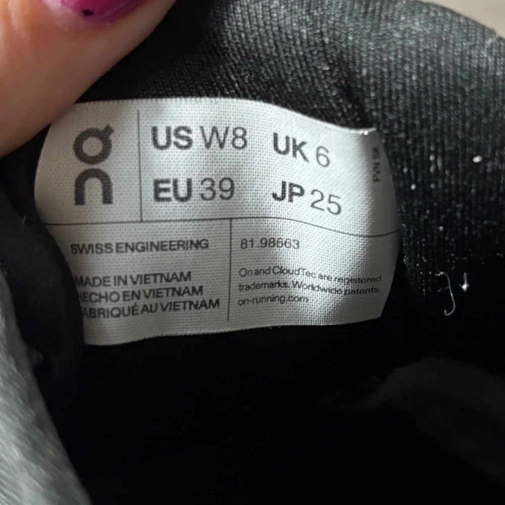 On Cloud On Running‎ Women's Cloudflyer 4 Sneakers Black White Size 8